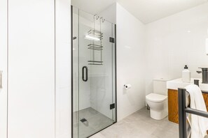 Shower, hair dryer, towels, shampoo - Contemporary 1BR Queen St. Retreat by Zodiak Stays (Auckland)
