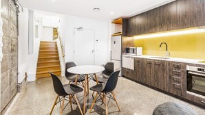 Una cocina moderna con una isla central, un microondas y un lavamanos.