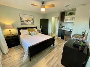 1 dormitorio, tabla de planchar con plancha, wifi y ropa de cama