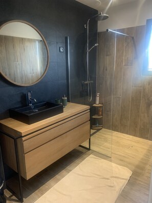 Douche, sèche-cheveux, serviettes fournies