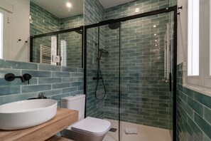 Douche, sèche-cheveux, serviettes fournies