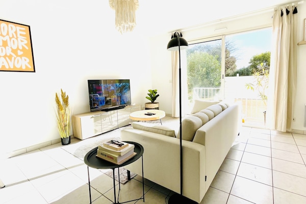 Smart TV, books, stereo