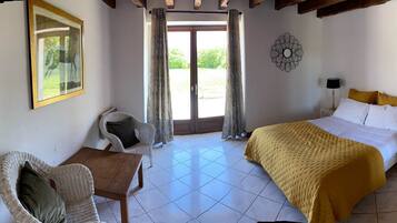 6 bedrooms, iron/ironing board, free WiFi, bed sheets