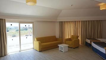 Habitación estándar, vistas al jardín | Minibar, caja fuerte, escritorio y cunas gratuitas