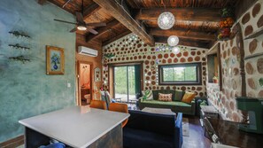 Fernseher, Kamin, Bücher, Arbeitsbereiche