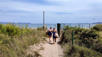 Una playa cerca