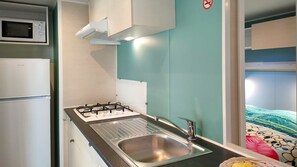 Kühlschrank, Mikrowelle, Herdplatte, Espressomaschine