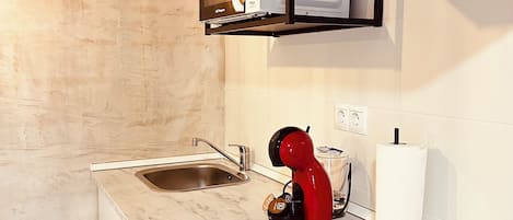 Frigorifero, microonde, piano cottura, macchina per tè/caffè