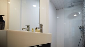 Shower, hair dryer, towels, soap - Family-sized apartments to spend quality time in Guimarães. (Guimarães)