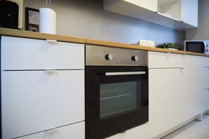 Fridge, microwave, oven, stovetop - Family-sized apartments to spend quality time in Guimarães. (Guimarães)