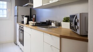 Fridge, microwave, oven, stovetop - Family-sized apartments to spend quality time in Guimarães. (Guimarães)