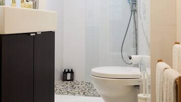 Een douche, een haardroger, handdoeken, zeep
