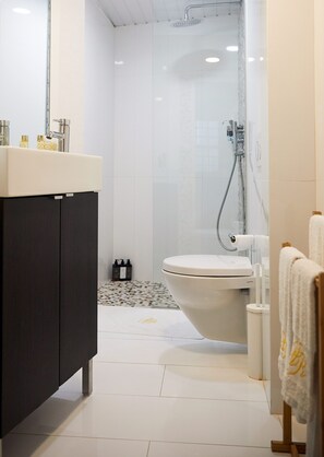 Dusche, Haartrockner, Handtücher, Seife