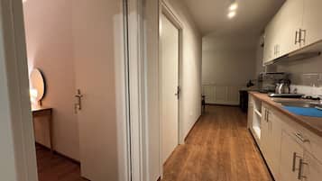 City-lejlighed | Privat køkken | Køleskab, kogeplade, kaffe-/temaskine, toast-ovn