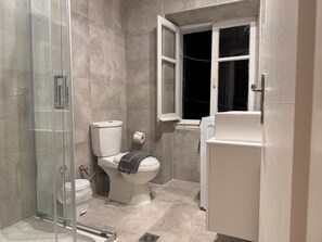 City Apartment | Bathroom | Shower, free toiletries, hair dryer, towels