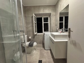 City Apartment | Bathroom | Shower, free toiletries, hair dryer, towels