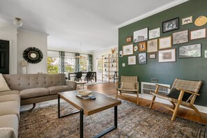 Una televisión, una oficina