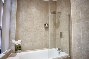 Dusche, Haartrockner, Handtücher, Shampoo