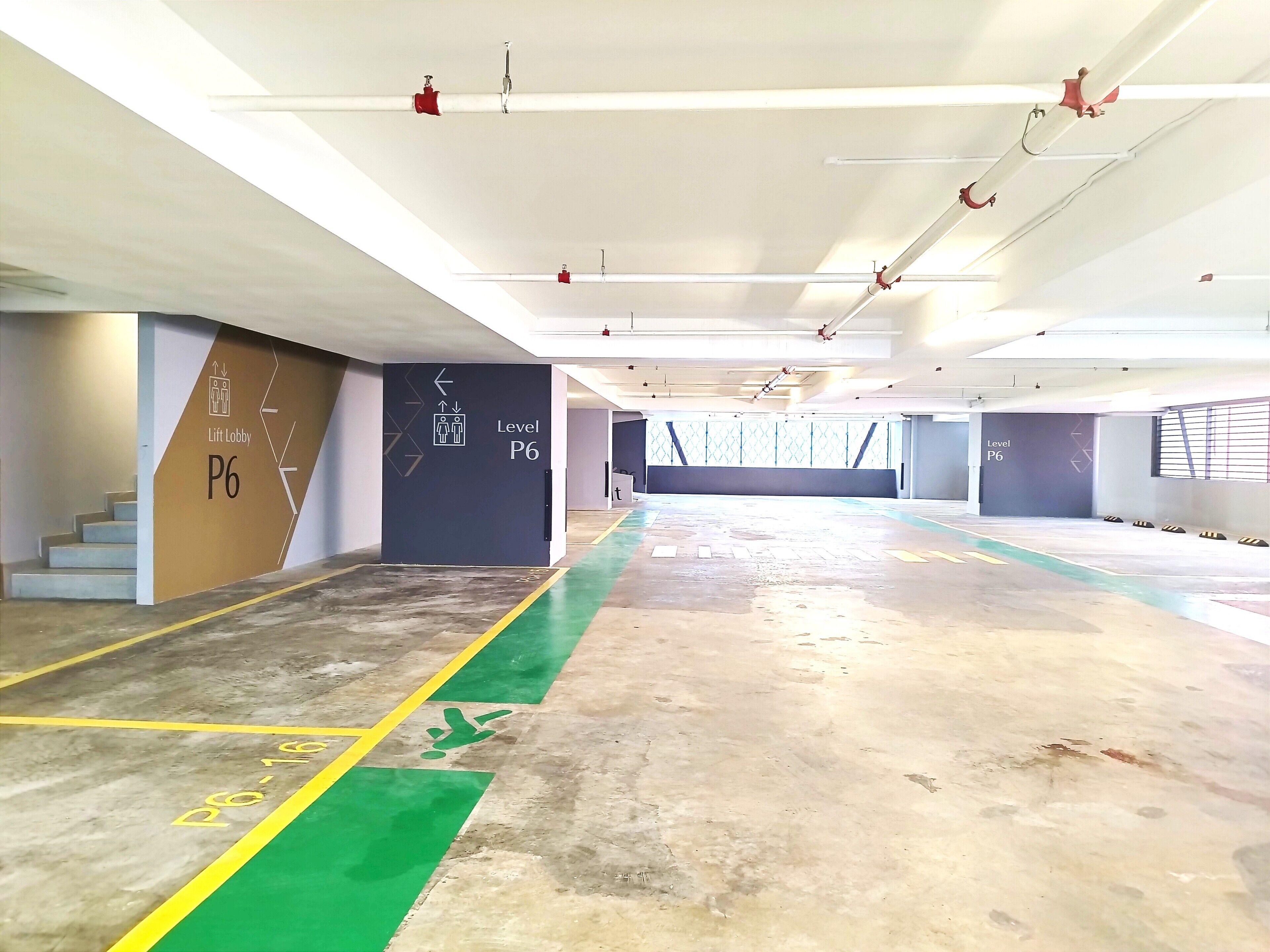 Een parkeergarage met meerdere niveaus, met duidelijke borden voor de niveaus P6 en P6-16.