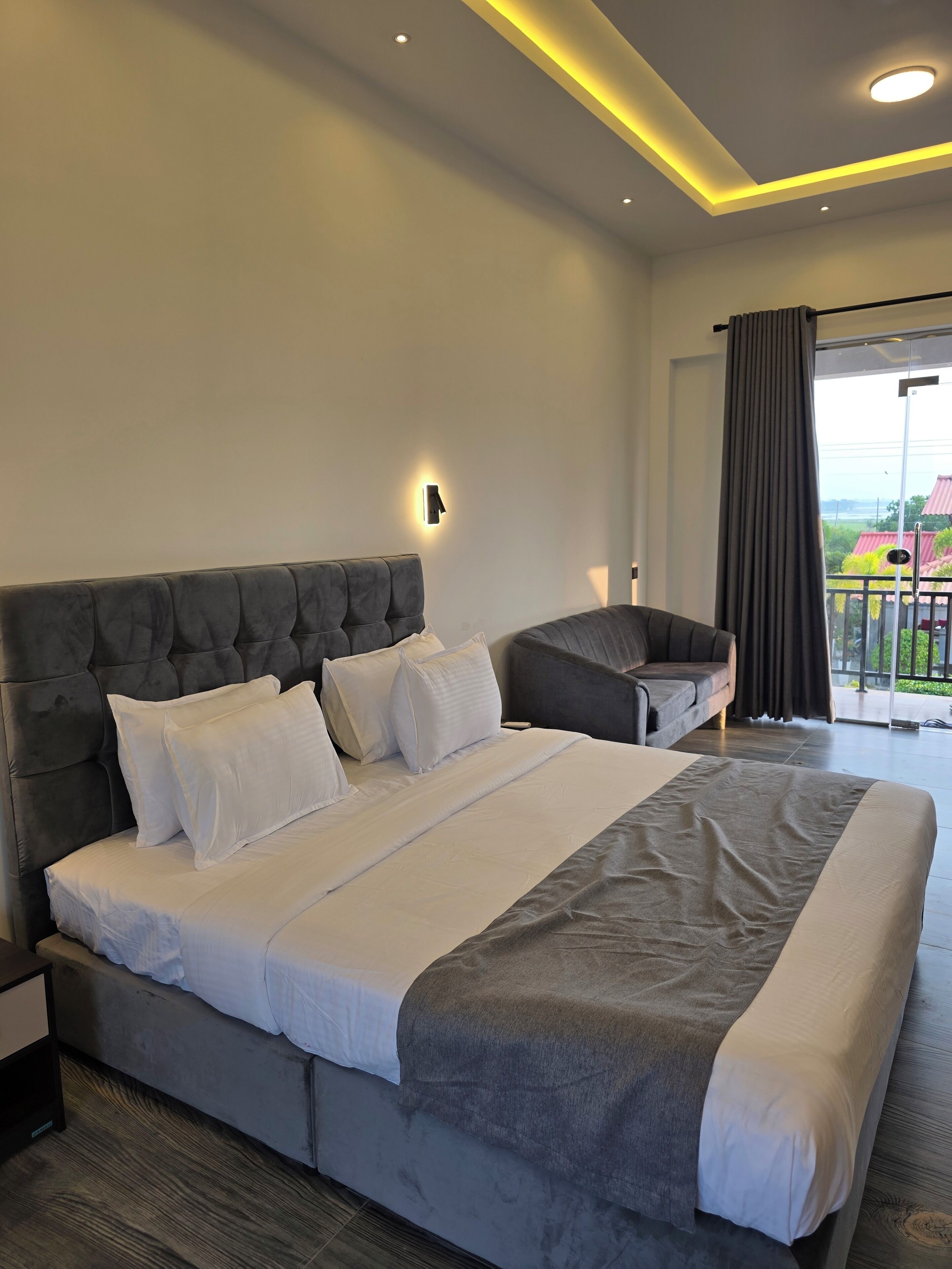 Quarto casal superluxo, 1 cama King | Escrivaninha, espaço de trabalho para notebook, quartos à prova de som