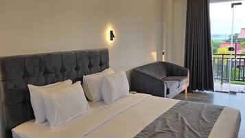 Quarto casal superluxo, 1 cama King | Escrivaninha, espaço de trabalho para notebook, quartos à prova de som