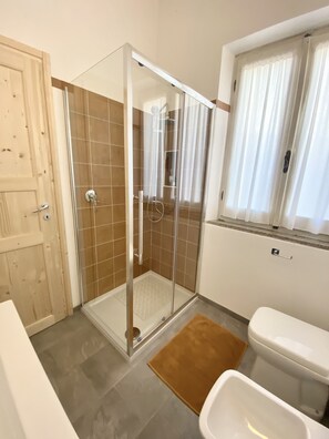 Dusj, hårføner, bidé og håndklær