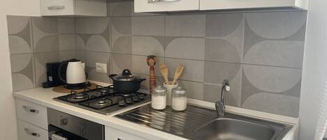 Fridge, oven, stovetop, dishwasher