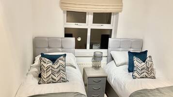 4 bedrooms, iron/ironing board, WiFi, bed sheets