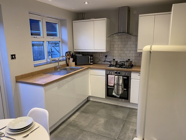 ميكروويف، فرن، موقد طهي مسطح، غسالة أطباق