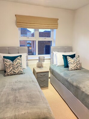 4 عدّة غرف نوم ومكواة/لوح كي وواي فاي وملاءات أسرّة