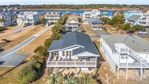 Zona residencial con casas, un muelle y una masa de agua.