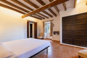 5 bedrooms, iron/ironing board, free WiFi, bed sheets