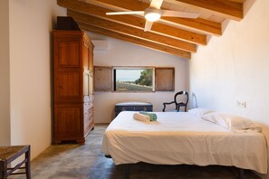 5 bedrooms, iron/ironing board, free WiFi, bed sheets