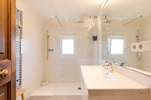 Douche, sèche-cheveux, serviettes fournies