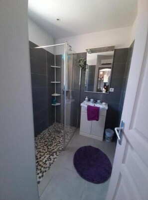 Dusche, Haartrockner, Toilettenpapier