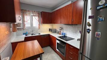 Frigorifero, microonde, forno, piano cottura