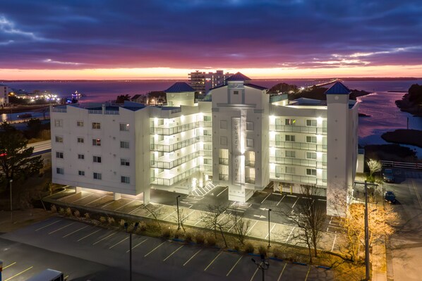 Exterior - Beautiful Bayfront Condo with Stunning View and Pool (Ocean City)