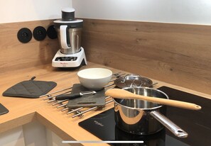 Geladeira, micro-ondas, fogão, cooktop