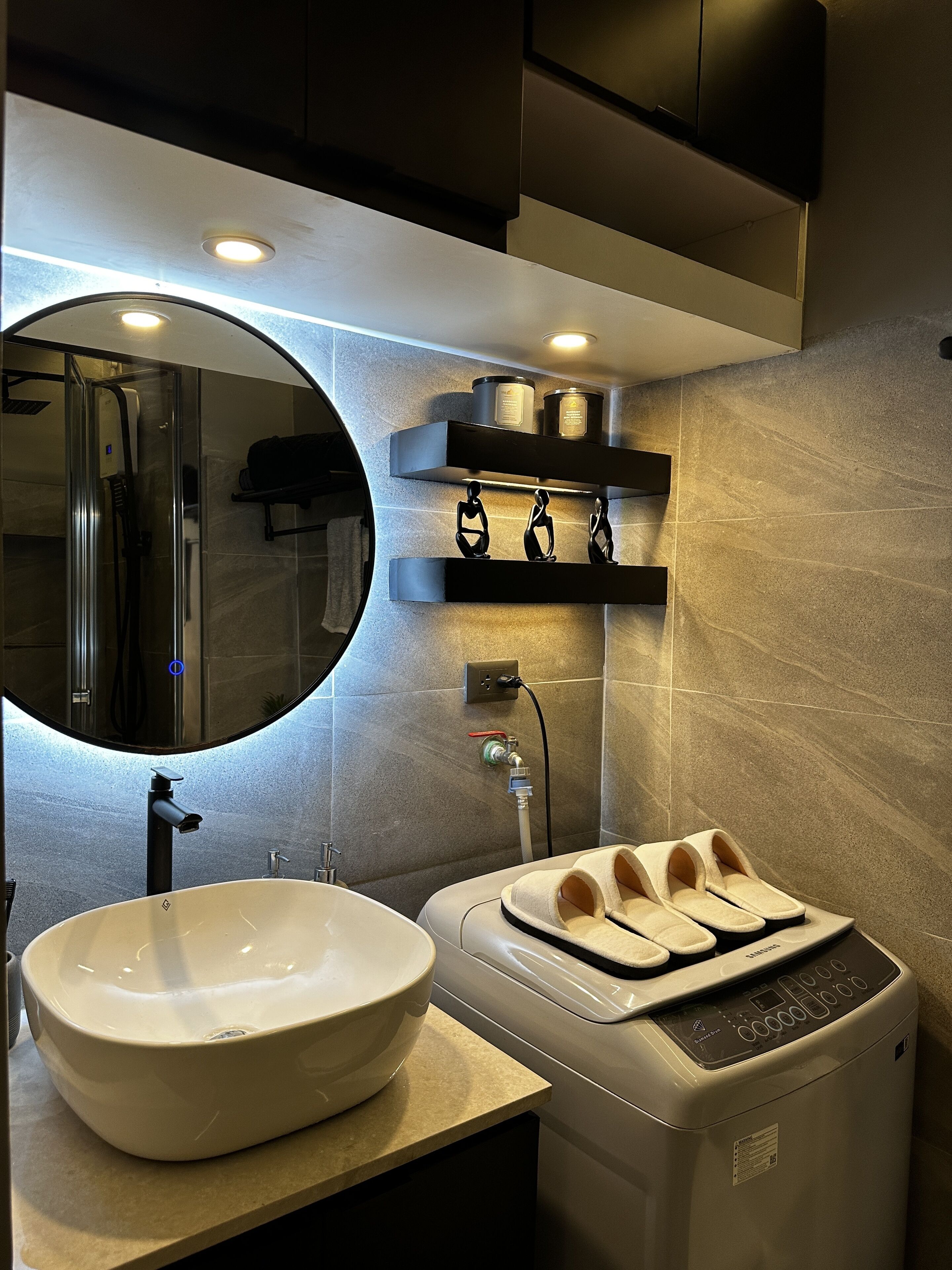 Shower, hair dryer, bidet, towels