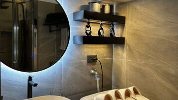 Shower, hair dryer, bidet, towels