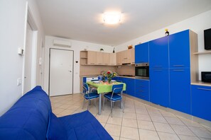 Comfort-Apartment | Eigene Küche | Großer Kühlschrank, Mikrowelle, Ofen