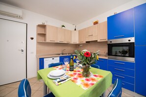 Comfort-Apartment | Eigene Küche | Großer Kühlschrank, Mikrowelle, Ofen