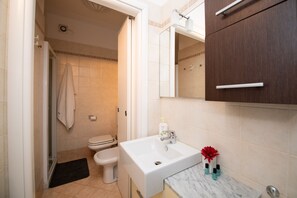 คอมฟอร์ทอพาร์ทเมนท์ | ห้องน้ำ | ฝักบัว, ของใช้ในห้องน้ำฟรี, โถสุขภัณฑ์แบบบิเดท์, ผ้าเช็ดตัว