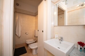 Apartamento Confort | Baño | Ducha, artículos de higiene personal gratuitos, bidé y toallas