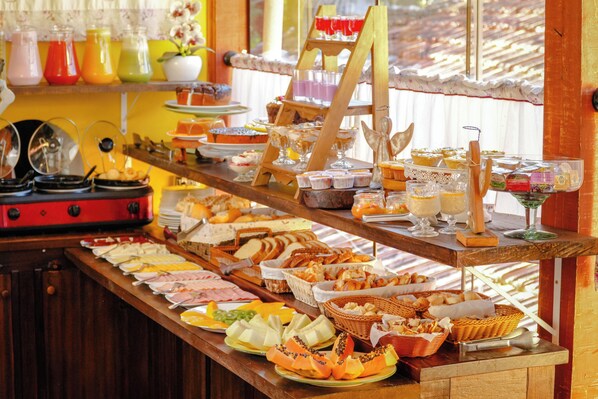 Free daily buffet breakfast  - VELINN Pousada Recanto da Natureza (Camanducaia)