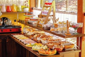 Free daily buffet breakfast - VELINN Pousada Recanto da Natureza (Camanducaia)