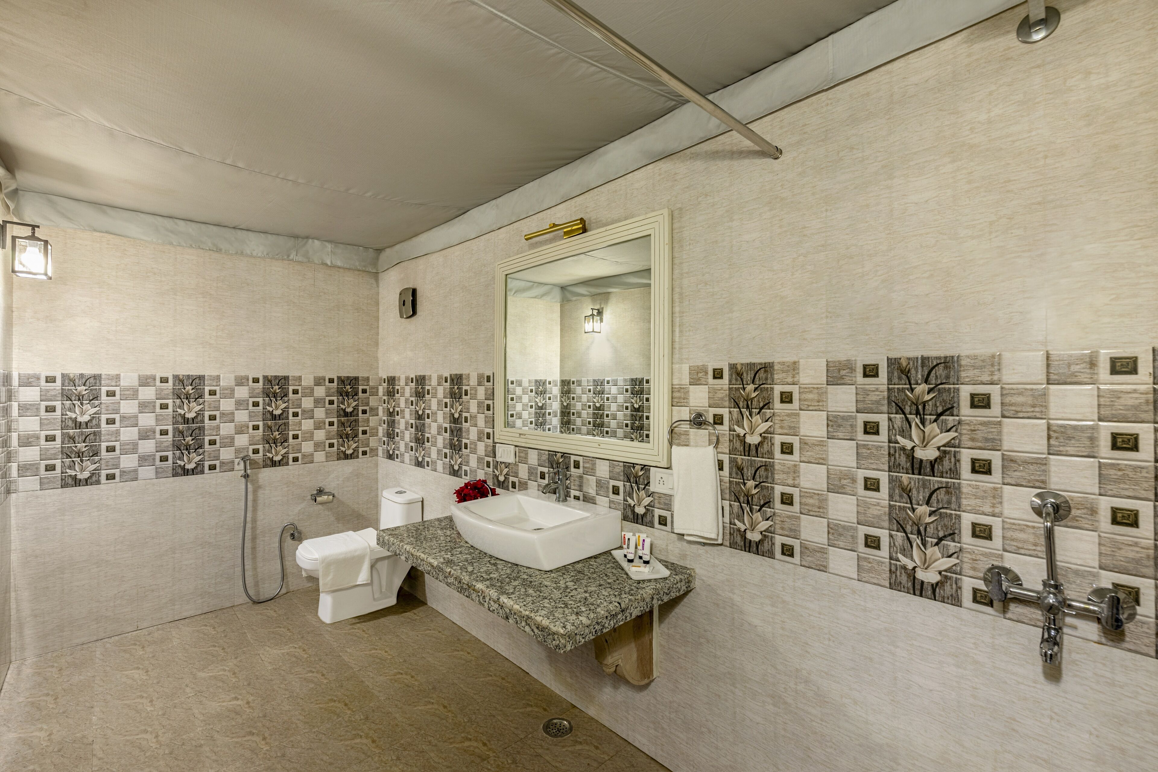 Un baño con lavamanos blanco, un espejo y una ducha.