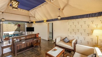 1 habitación, escritorio, cortinas blackout y ropa de cama