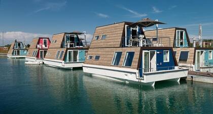 Tranquille Marina Azzurra Resort House boat 2BR pour 6 personnes