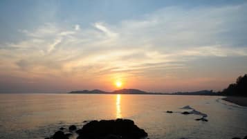 Nær stranden, solsenger og strandhåndklær